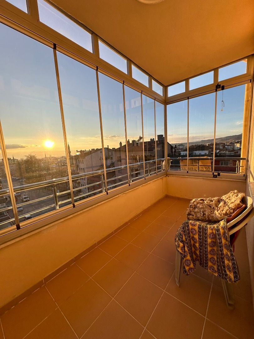 KAYASERİ DEVELİ MERKEZDE ANA CADDE ÜZERİ SATILIK GENİŞ DAİRE